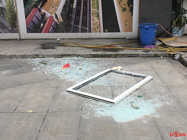 二樓窗戶(hù)被震到樓下，玻璃碎了一地