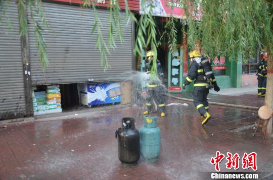 液化氣罐被大火吞沒消防官兵沖進火海關(guān)閥救險