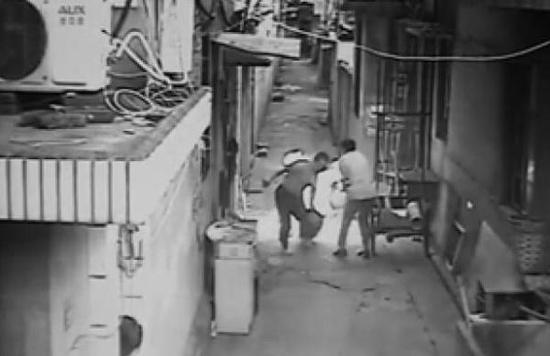 柳兆偉拖著冒火的煤氣瓶往河邊跑。視頻截圖